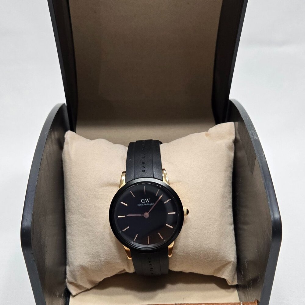DANIEL WELLINGTON Iconic Motion 32 mm Watch Rose Gold Rubber Strap - Picture 5 of 16